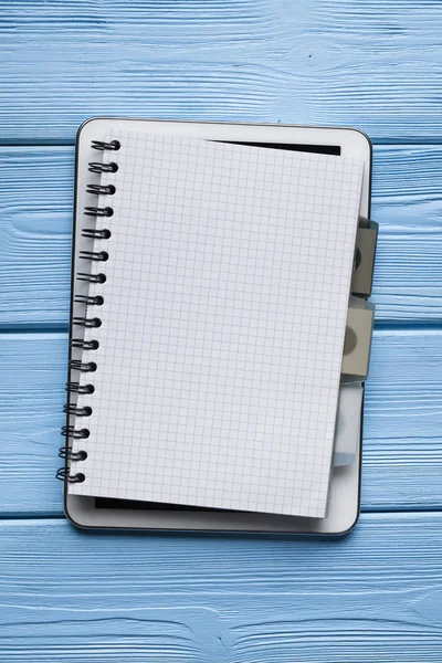 Σημειωματάριο Αντίγραφο Χώρου Στο Ψηφιακό Tablet Και Μπλε Φόντο Ξύλινη — Φωτογραφία Αρχείου