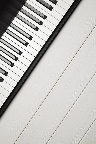 Teclado Piano Sobre Fundo Madeira Branco — Fotografia de Stock