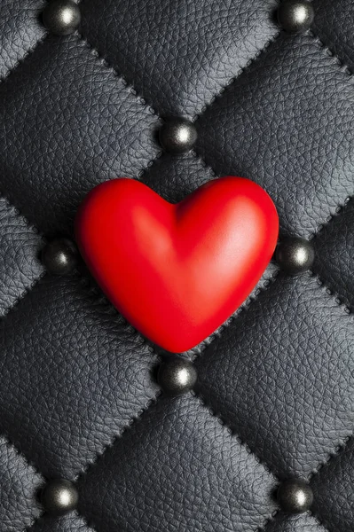 Red Heart Black Leather Background Valentine Day Card Template — Stock Photo, Image