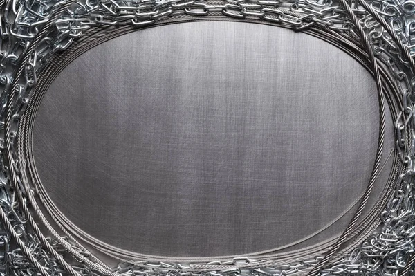 Fırçalanmış Alüminyum Arka Plan Üzerinde Metal Zincirler — Stok fotoğraf
