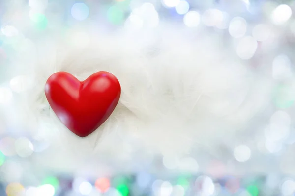 Cartão Dia Valentim Coração Vermelho Contexto Penas Brancas Luzes Borradas — Fotografia de Stock