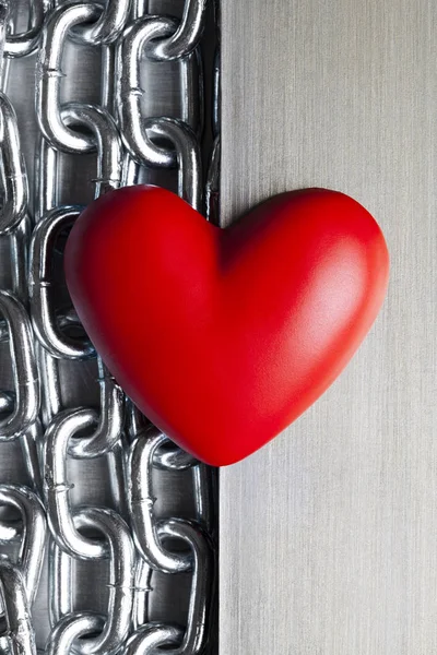 Red Heart Steel Chains Aluminum Plate Background — Stock fotografie