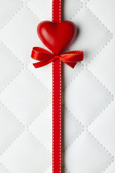 Червоне Серце Лук Стрічка Білому Стьобаному Шкіряному Фоні — стокове фото