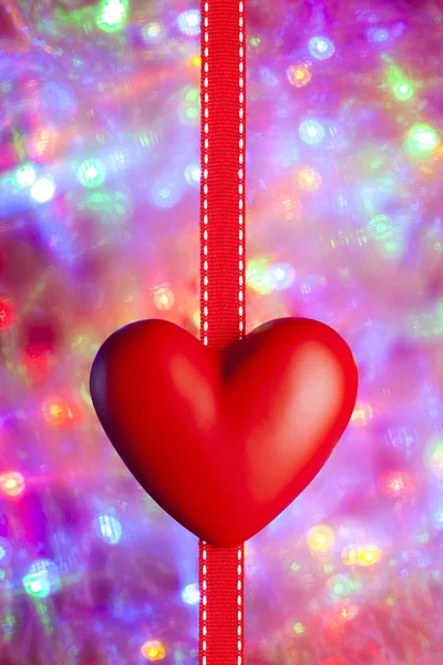 Kırmızı Kalp Bulanık Arka Plan Üzerinde Şerit — Stok fotoğraf