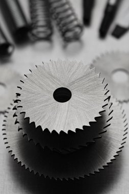 Metal disk testereleri, metal yaylar ve üzerinde metal bir tablo araçları