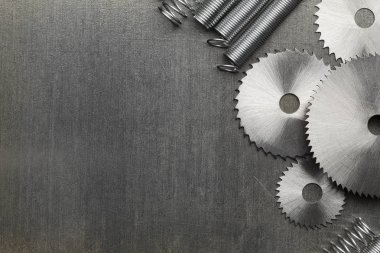 Daire testere ve masanın üzerine metal yaylar için birkaç diskler