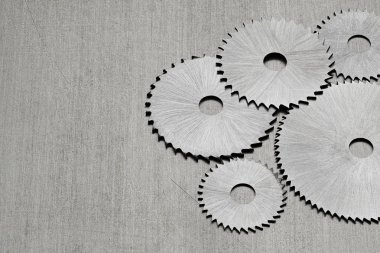 Metal masa üzerinde metal disk testere
