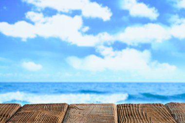 Ahşap masa ile deniz ve mavi gökyüzü bulutlu boş yer içinde belgili tanımlık geçmiş