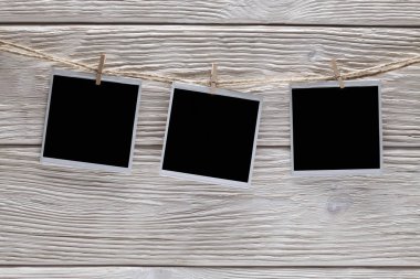 İp ve ahşap arka plan üzerinde boş alanı ile üç vintage fotoğraf çerçeveleri