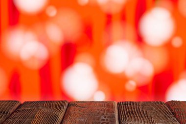 Kırmızı ve beyaz arka plan üzerinde boş alanı ile ahşap masa