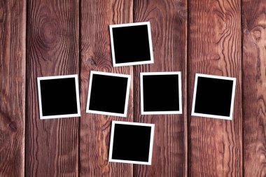 Ahşap tahta üzerinde klasik fotoğraf çerçeveleri