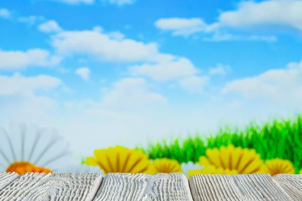 Mesa Madeira Branca Com Espaço Livre Fundo Natureza Flores Gramado — Fotografia de Stock