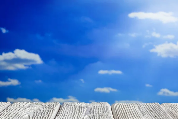 Mesa Madeira Branca Com Espaço Vazio Fundo Céu Azul — Fotografia de Stock