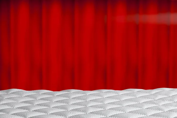 Кожа с белым одеялом на столе и красный занавес на заднем плане — стоковое фото