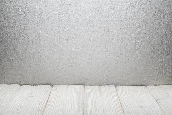 Mesa de madeira vazia e parede rebocada branca — Fotografia de Stock