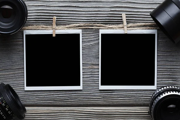 Two vintage photo frames with empty space and old lenses on wood — Stock Photo, Image