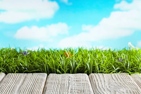 Träbord med tomt utrymme på natur botten — Stockfoto