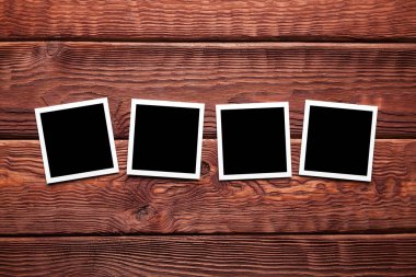 Ahşap tahta üzerinde klasik fotoğraf çerçeveleri