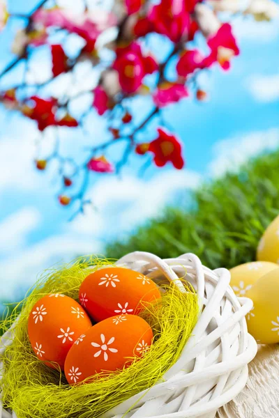 Huevos de Pascua en el nido y mesa de madera sobre fondo natural —  Fotos de Stock