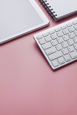 Pembe masada bilgisayar klavyesi, modern tablet ve Notebook