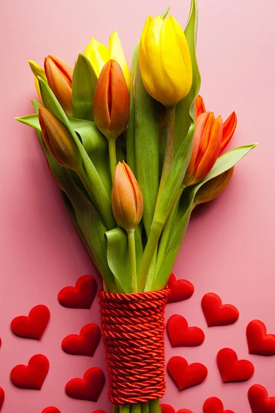 Buquê de tulipas coloridas e pequenos corações vermelhos — Fotografia de Stock