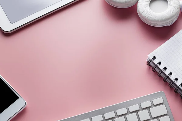 Handy, Tablet, Computertastatur, Kopfhörer und Notebook — Stockfoto