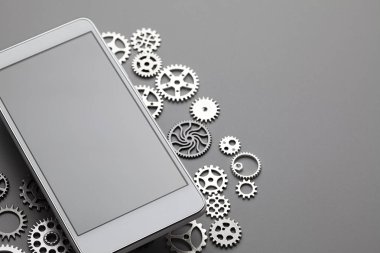 Boş gri ekran ve küçük vitesli beyaz modern cep telefonu