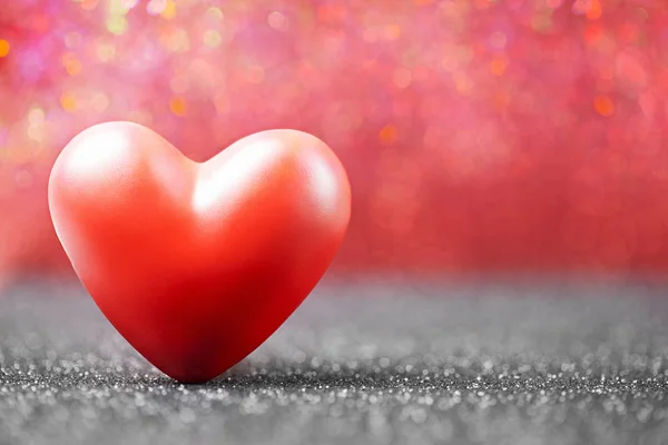 Rött hjärta på abstrakt glänsande bakgrund — Stockfoto