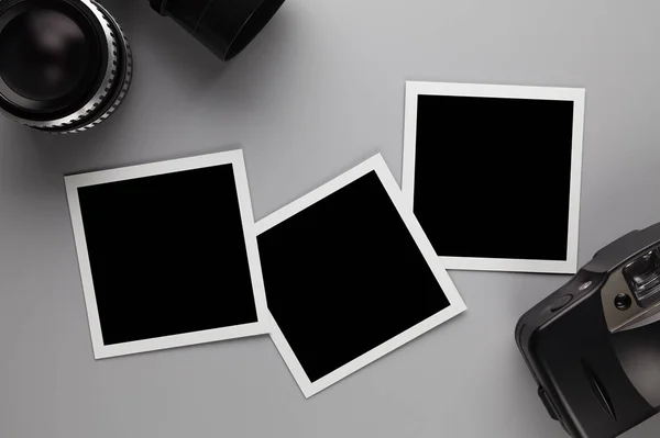 Paper photo frame with blank space, retro lens and camera — Stock Photo, Image