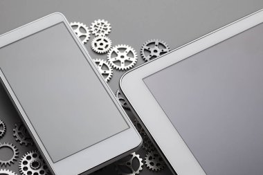 Gri masa arka planında boş ekrana sahip modern cep telefonu