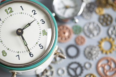 Eski retro vintage çalar saat ve gri masada vites izlemek