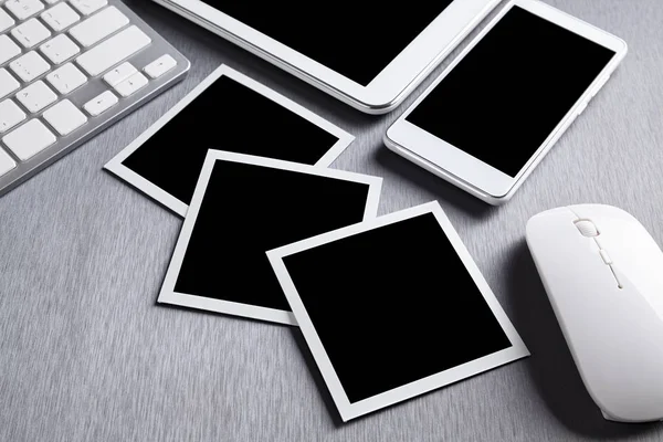 Üç klasik kağıt fotoğraf kare, cep telefonu, tablet, klavye — Stok fotoğraf