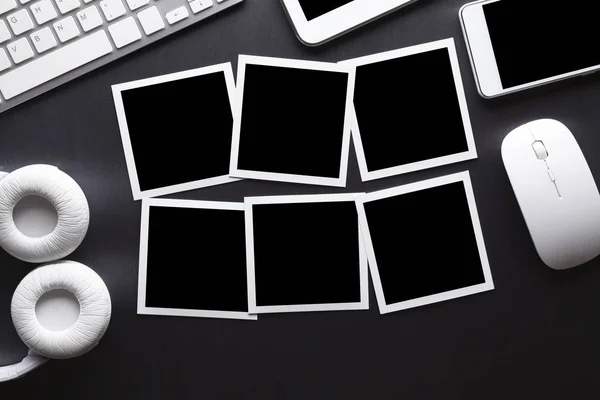 Marcos de fotos de papel clásico, teléfono móvil, tableta, teclado del ordenador — Foto de Stock