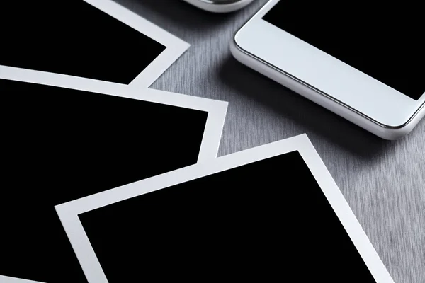 Moderno teléfono móvil blanco, tableta y papel marco de fotos en gris — Foto de Stock