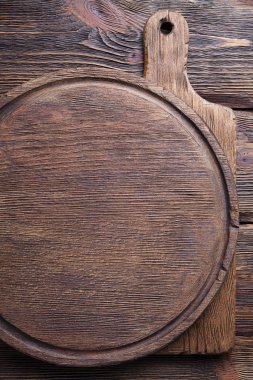 Ahşap masa arkasında iki kesme tahtası