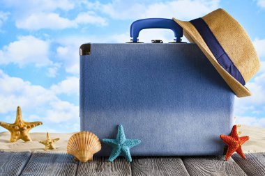 Yaz tatilleri, tatil, seyahat ve gezi için paketlenmiş bavul, 