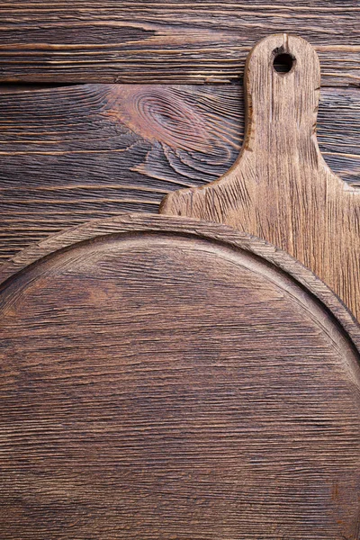 Duas tábuas de corte no fundo da mesa de madeira — Fotografia de Stock