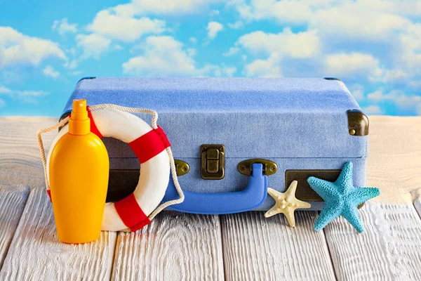 여름 휴가 가방 - 무두질 오일, 구명 부표 및 가방에 우드 — 스톡 사진