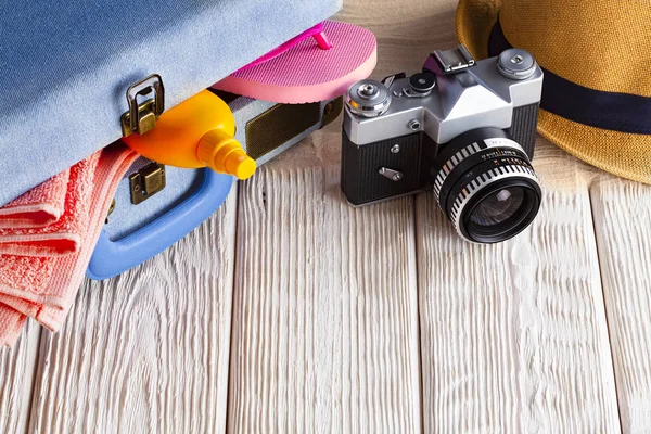 Jelképe nyári pihenés-bőrönde tele tárgyak, klassziku — Stock Fotó