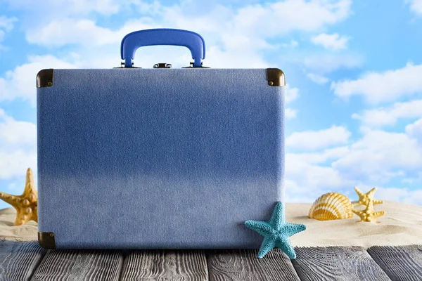 Csomagolt bőrönde a Nyári szünidő, nyaralás, utazás és utazás — Stock Fotó