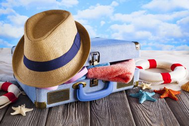 Yaz tatili için paketlenmiş Vintage bavul, tatil, seyahat bir