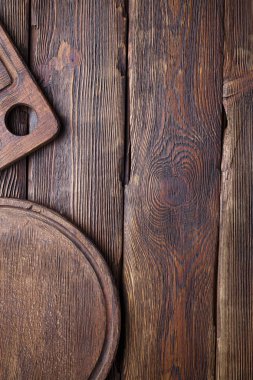 Ahşap plakalar arka plan üzerinde iki kesme tahtası