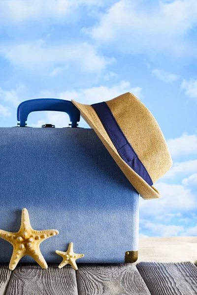 Valigia blu e cappello estivo come concetto di viaggio vacanza — Foto Stock