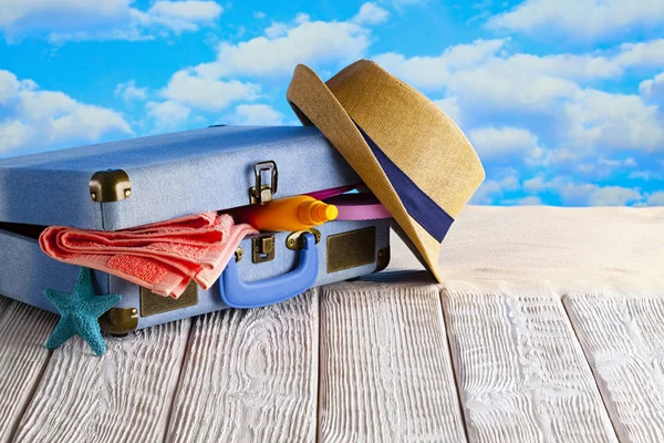 Tatil eşyaları dolu bavul-yaz şapka; Bronzlaşma yağı, havlu — Stok fotoğraf