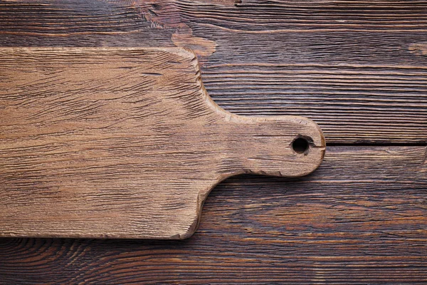 Класична обробна дошка на дерев'яному столі — стокове фото