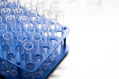 Boş cam test tüpleri, bilimsel laboratuvar testleri, laboratuvar ekipmanları.