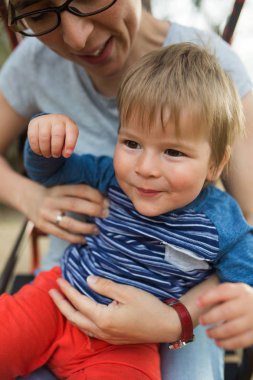 Anne ve çocuk dışarıda eğleniyor