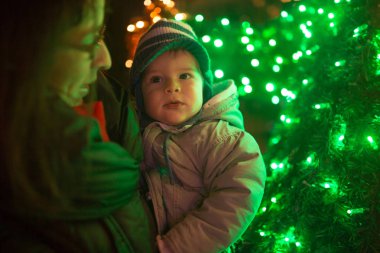 Noel büyüsü, anne ve yeni yıl dekorasyon şirin çocuğa