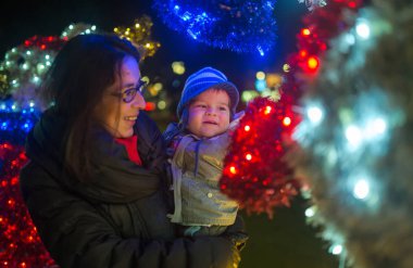Noel büyüsü, anne ve yeni yıl dekorasyon şirin çocuğa