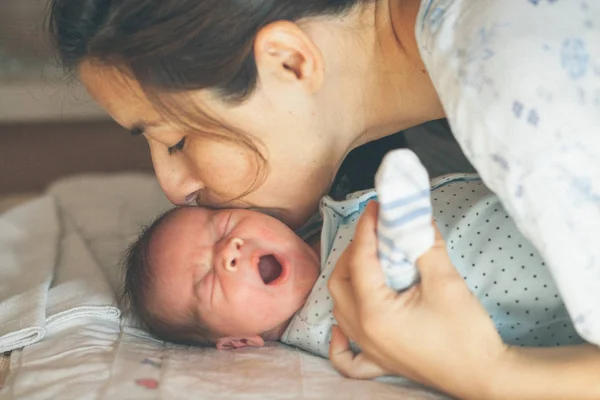 Young Mother Kissing Her Little Newborn Baby — Stock Photo, Image
